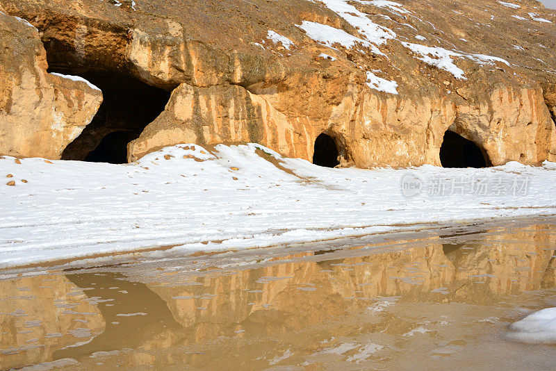 阿富汗，萨曼干省，海巴克，冬季的Takht-i Rustam佛教洞穴入口